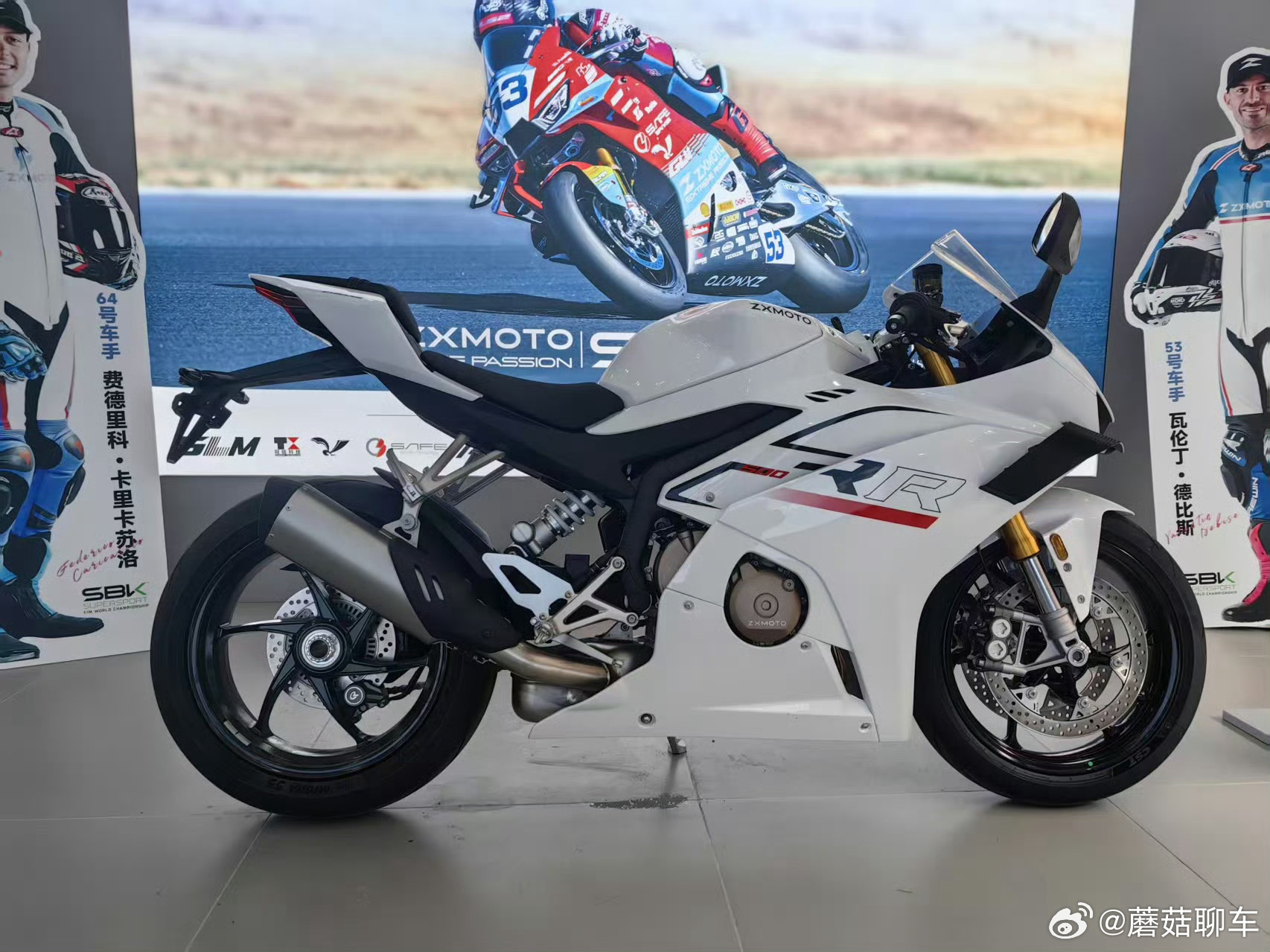 张雪身价上亿还在用两千多块钱坏手机他真的是一个很纯粹的人，可以说把所有的身心都献