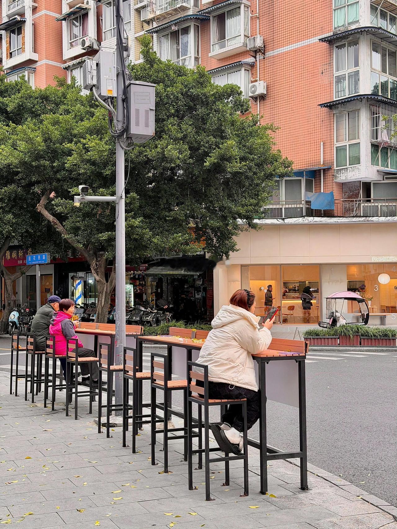 成都市政很人性化！
不仅让你有坐的地方，还给你弄了桌子可以趴着，还有插座可以充电