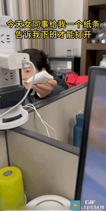 被漂亮的女同事忽悠的感觉真好！
心理难受，嘴上又不敢说，真憋屈！