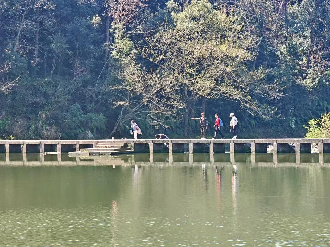湖边游船打卡一汪静水映青山，石板小桥慢悠悠行走，沐浴春日暖阳，漫步山野之间，不负