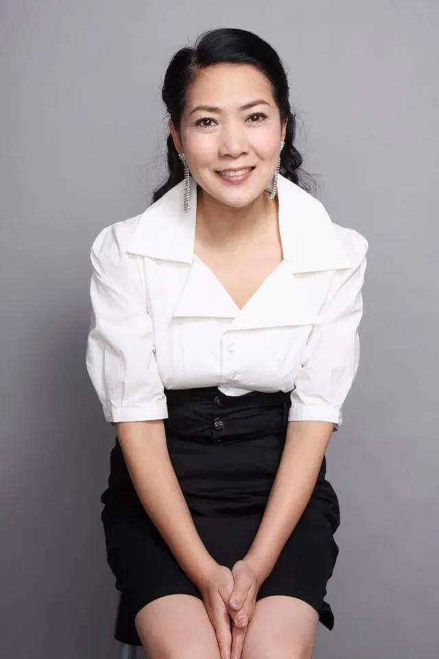 沈丹萍，今年65岁了，还活跃在荧屏上，《狂飙》里的"崔姨"，就是她扮演的。
  