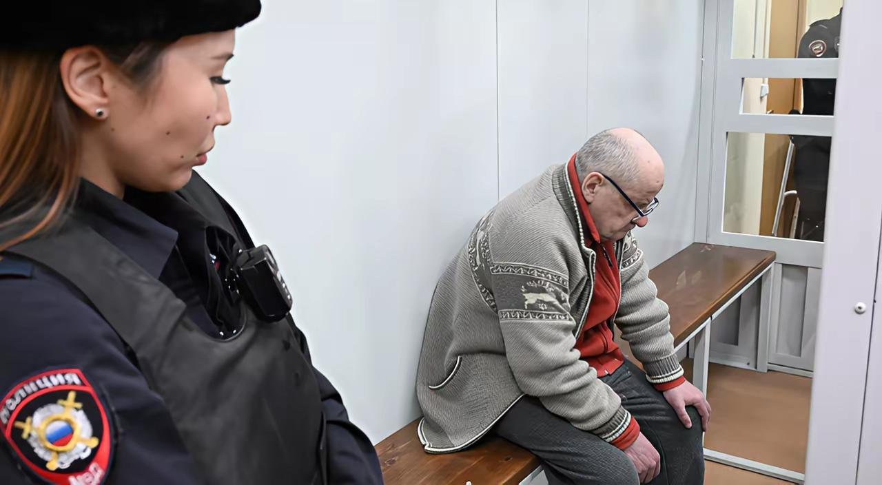 ​俄罗斯前国防部长波波夫只能坐在冷板凳上低头不语。虽然一大把年纪，但看上去他非常