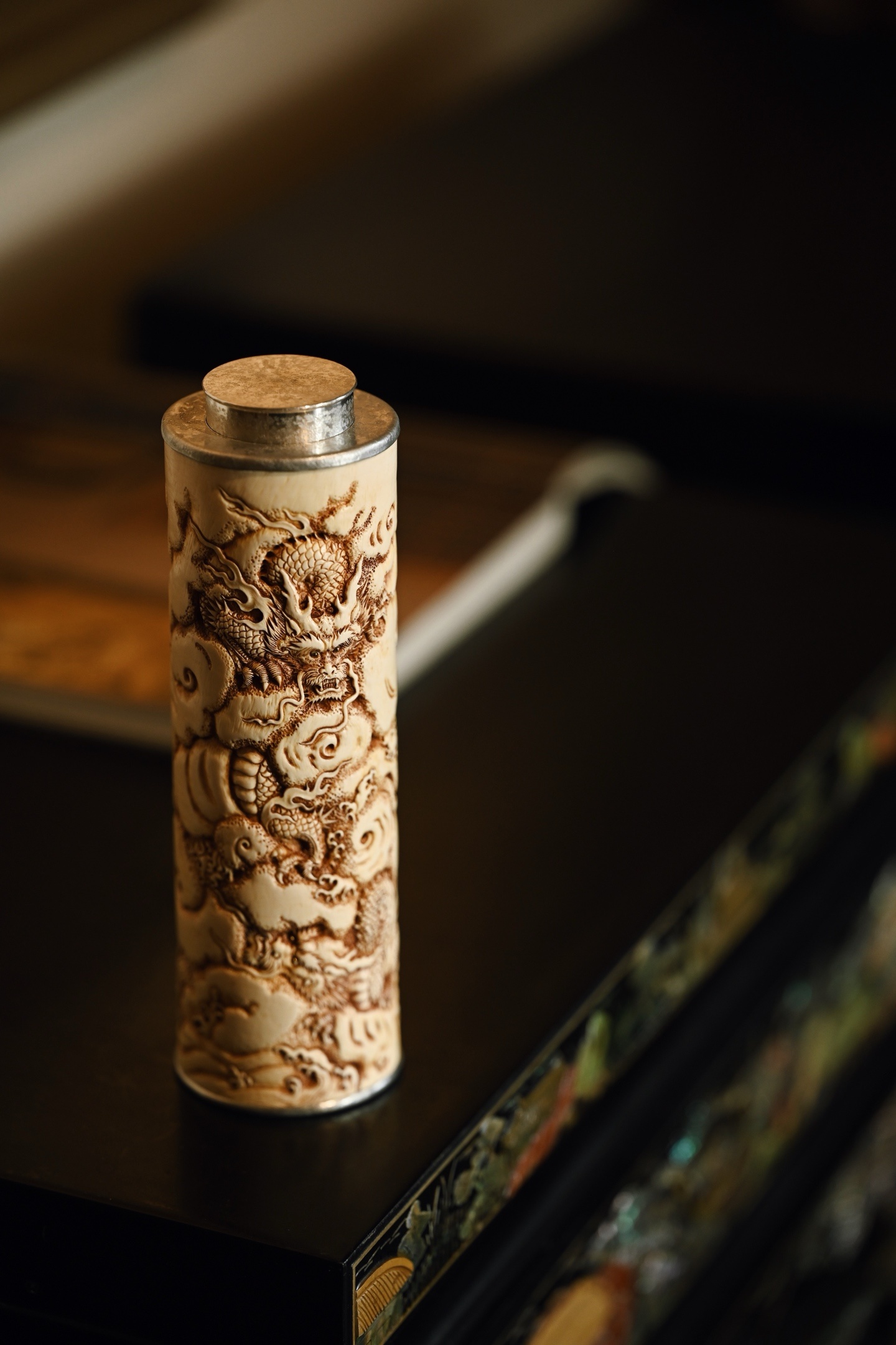 猛犸仿古×锡 | 双龙际会 茶叶罐、香筒纯手雕，细节生动，双龙身姿婉转曲折，云中