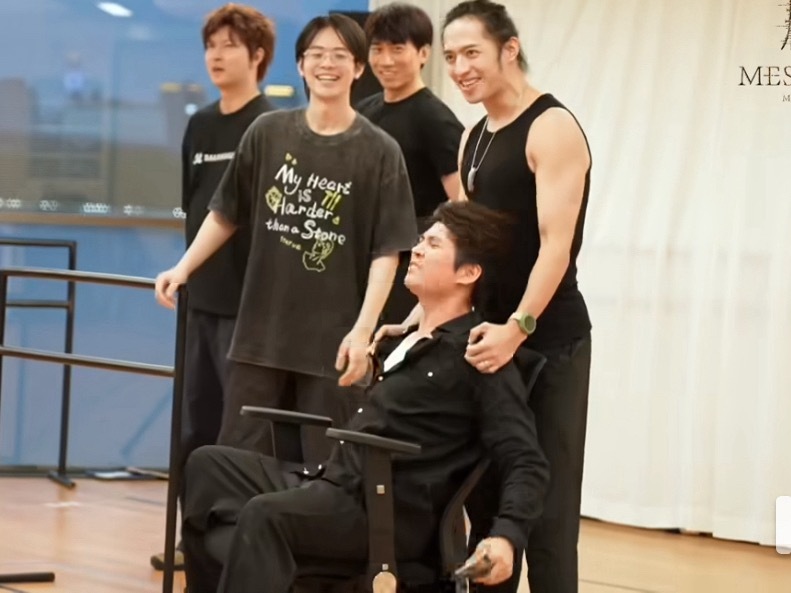 我去了你说如果是啊晕尕坐在这个椅子上其他人这样压着他把衣服扒开我能受的住吗 
