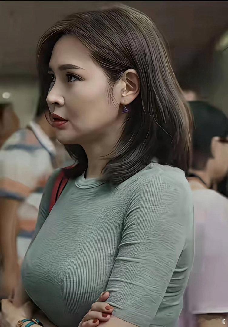 于明加真是年纪越大越有韵味，越看越好看，气质愈发优雅动人！ 