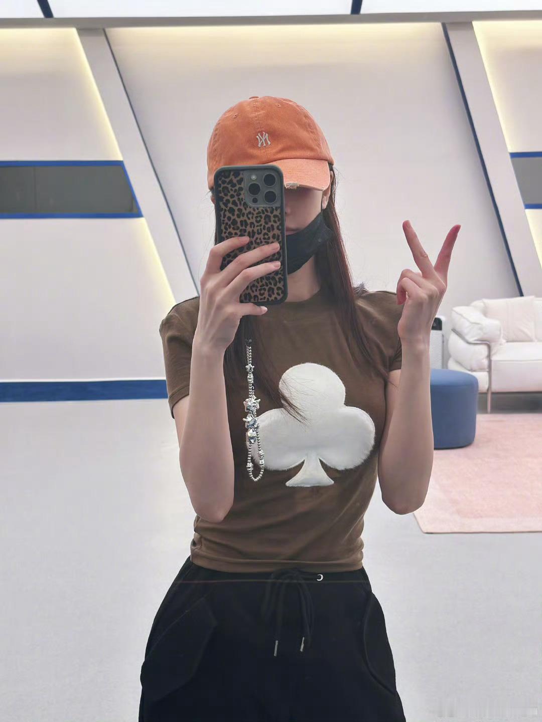 张慧雯勇闯KTV练歌为了二公舞台张慧雯都冲到KTV紧急加练啦!从前只当伴舞，现在