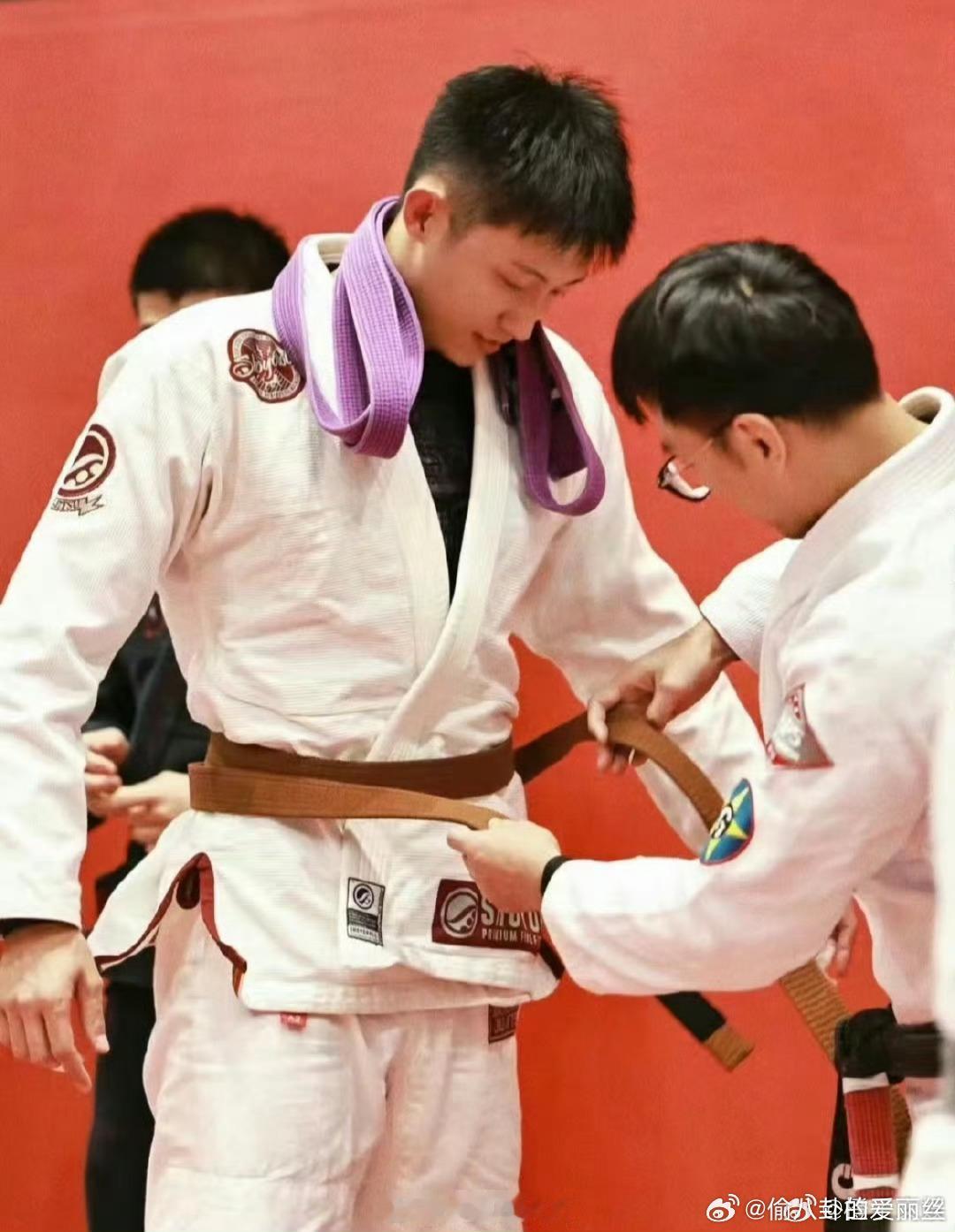 #纪凌尘 黄景瑜的十分之一#笑发财了，纪凌尘黄景瑜你们两个人也是憨憨喜剧人，特别