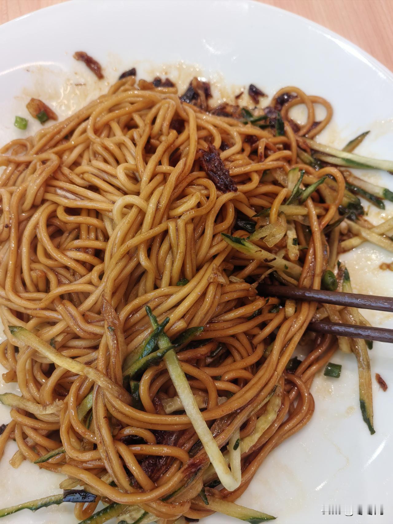 今日中午懒得做饭，一家三口直接在华远坊点了三份面条。估计店家从没接待过这么多人，