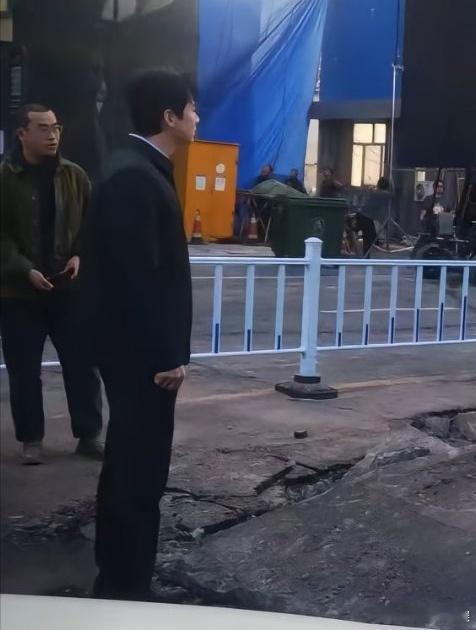 白敬亭最新生图路透，他怎么变这样了？又是上春山配色，走的厅长风吗？身材比例好虐 