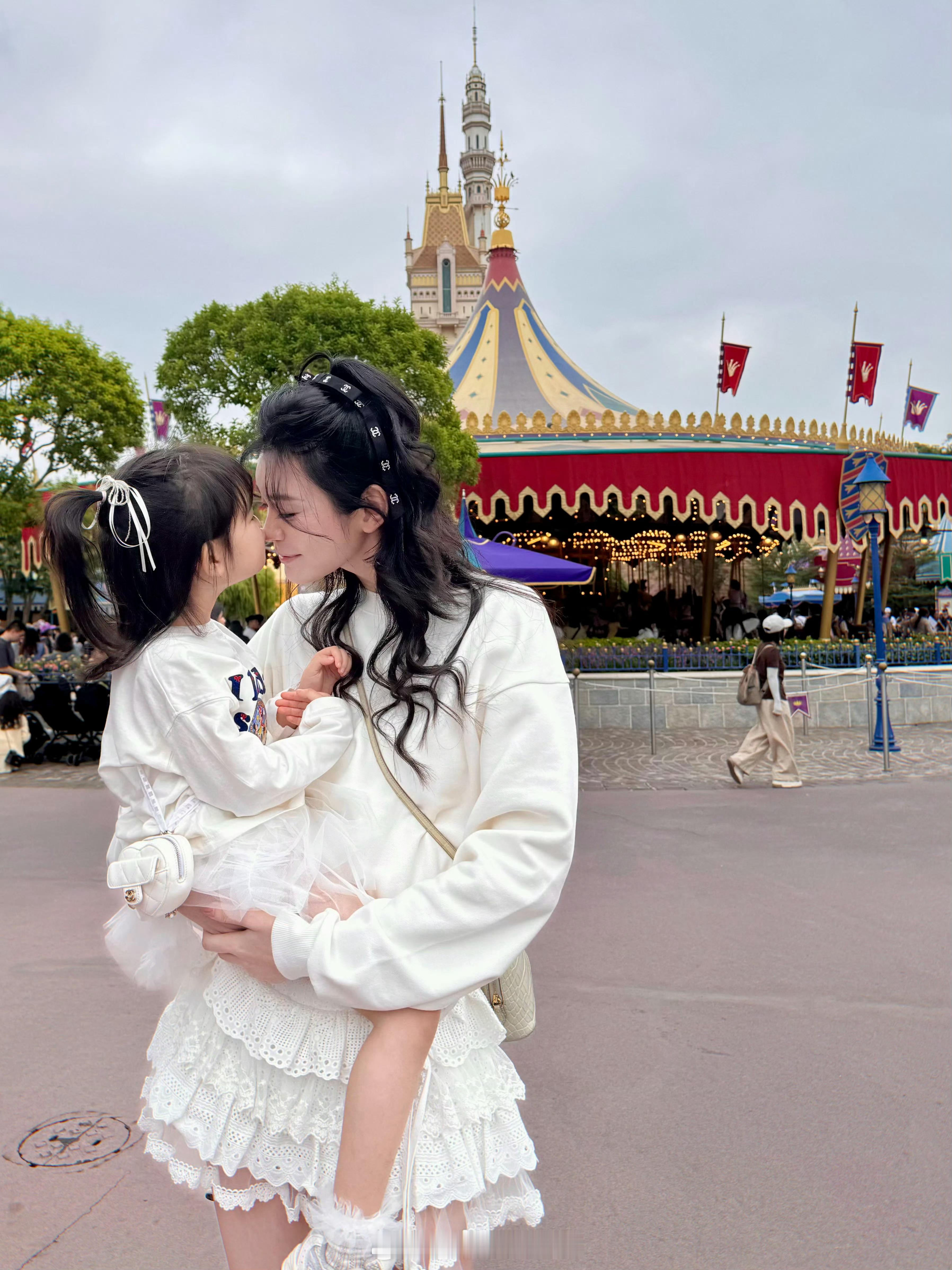 奚梦瑶晒照为女儿庆生奚梦瑶为4岁女儿庆生 奚梦瑶晒照为女儿庆生，女儿这么大了 ​