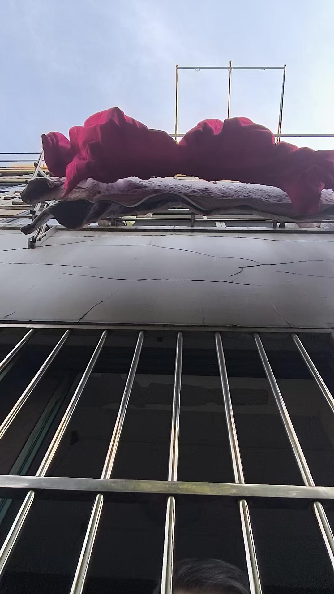 哪怕是扔个烟头、小垃圾，都可能造成大危害。要是扔工具、重物、玻璃、花盆这些，那更