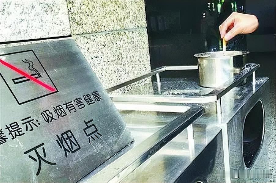 禁烟牌下摆烟灰缸，宁波站这波操作太脏
·
宁波站站台中央那根白柱子，两面贴着“禁