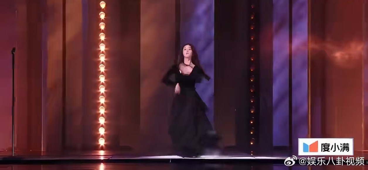 李小冉化身黑天鹅太优雅！高定礼服衬出绝世气质，惊艳。李小冉初舞台高定黑天鹅李小冉