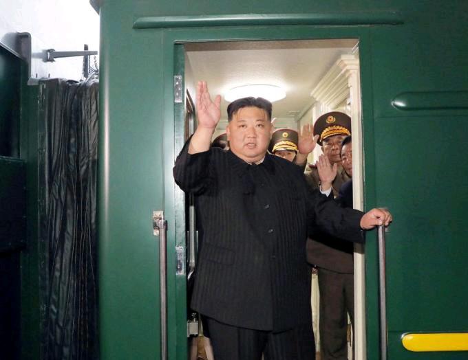 根据韩国政府多名消息人士消息，朝鲜领导人金正恩很可能于星期一9月1日乘专列启程赴