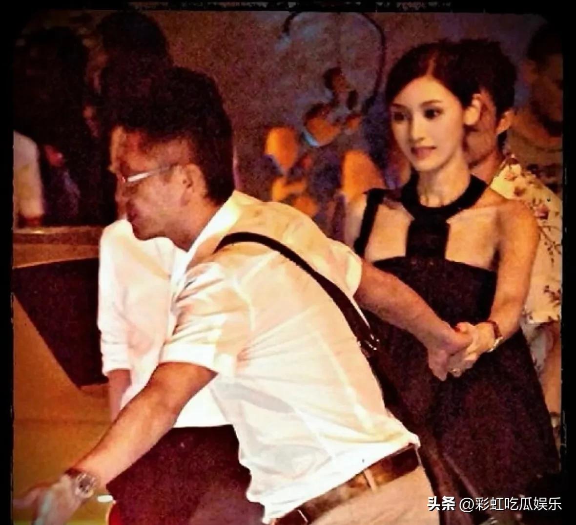 这是2007年正在热恋的李嘉欣许晋亨，当年的李嘉欣已经37岁了，五官立体颜值耐打