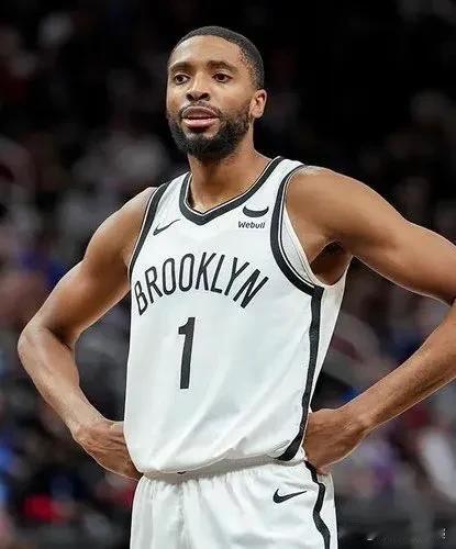 本赛季后卫中对手底角三分命中率最高（至少 400 次三分命中总数）：

1.米卡