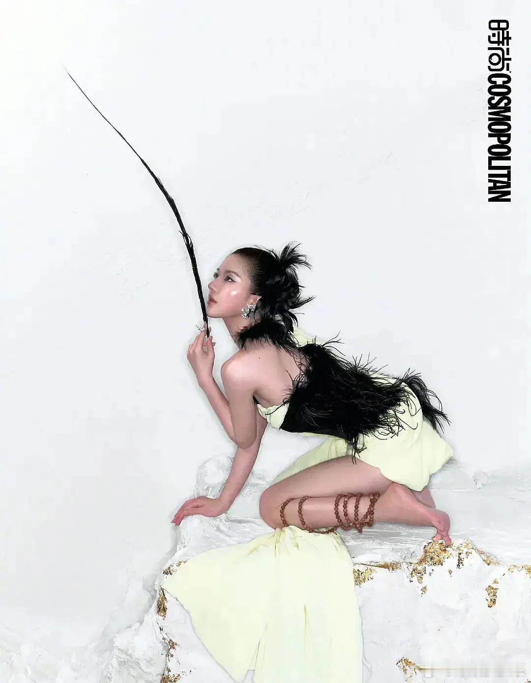 赵露思这个海报真的很难评…… ​​​