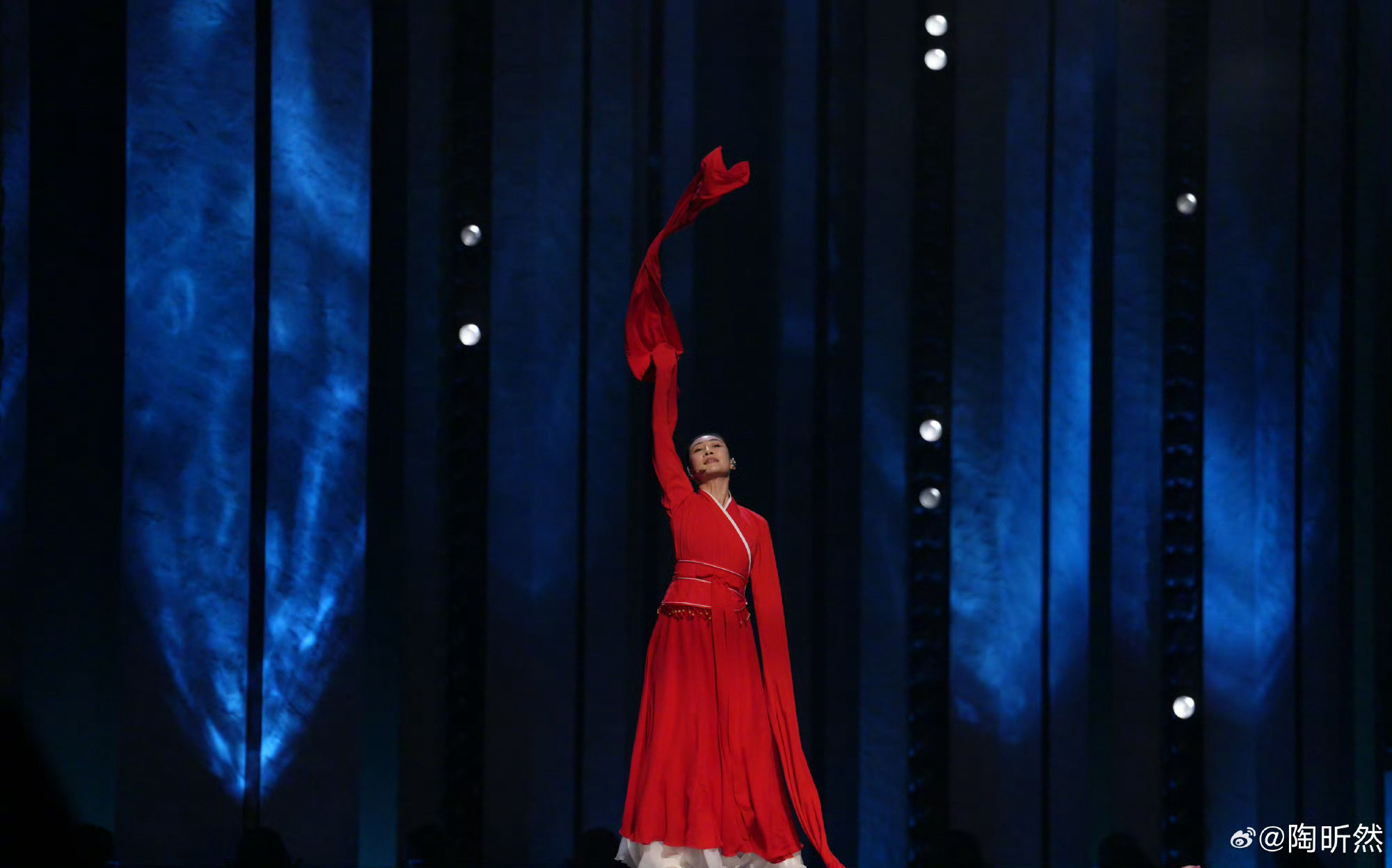 陶昕然回应初舞台疯妃造型安陵容回应浪姐初舞台造型“我保证，彩排的时候还没疯” 