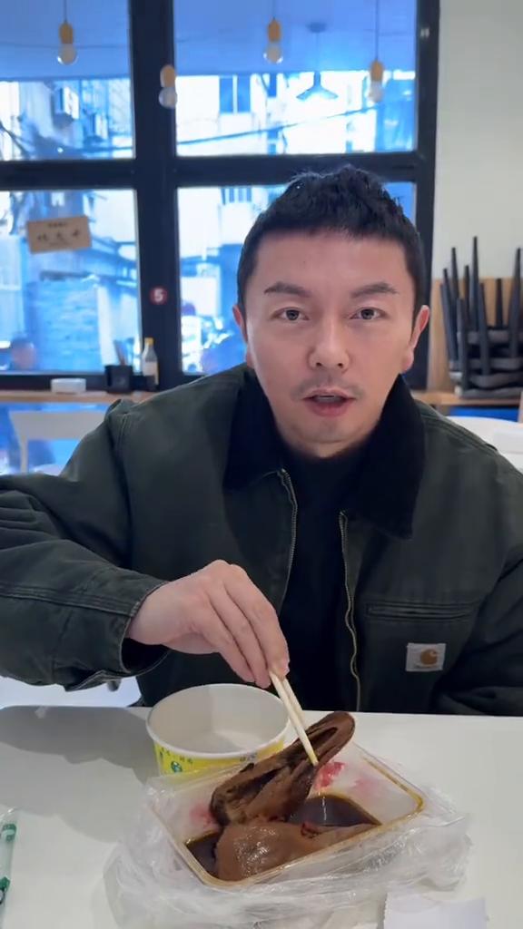衢州特色鸭头来一个，然后再吃个麻辣烫，一会再去吃个凉拌饼干，再来个小烤饼。吃，还