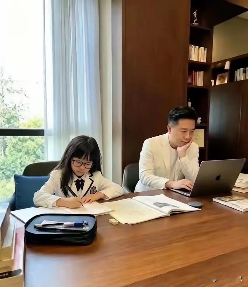 最近，宁波一位高知爸爸火出圈了。不是因为他是网红，而是他的教育方式——“反内卷”