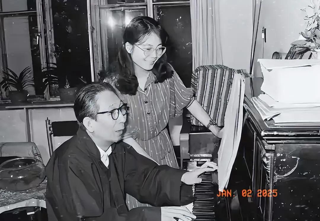照片中
雷振邦和雷蕾父女俩，是我国著名的音乐作曲家。
他们分别为电影《冰山上的来