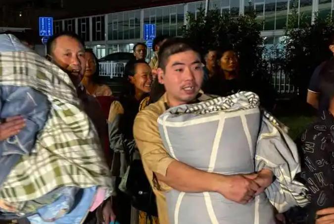 1900多人连夜撤离！

上海金山区23日全面启动涉险人员转移安置，优先组织建筑