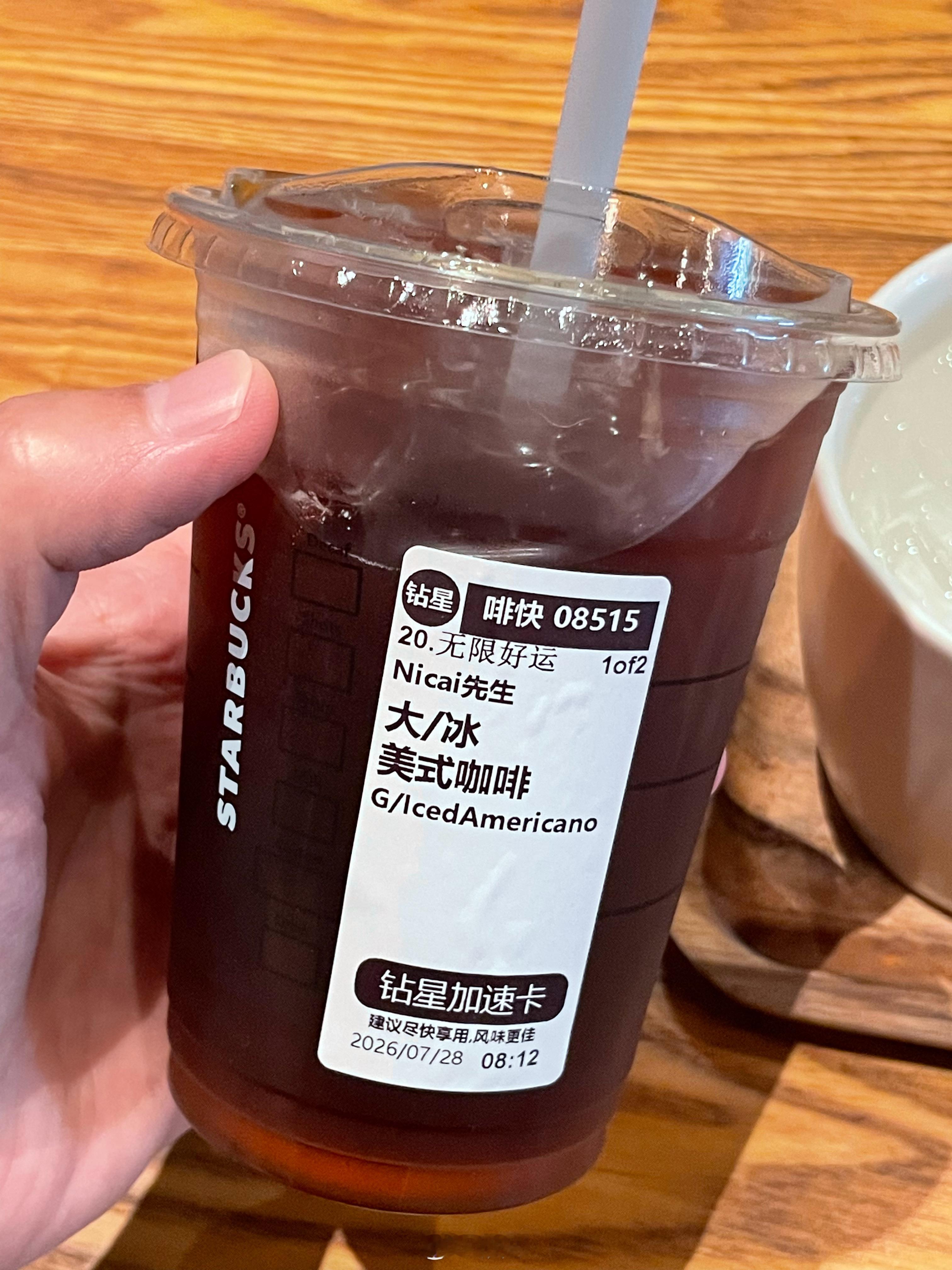 为什么 这一刻 林间吹来的晚风让我们 有了同路的共鸣也都是 追梦离家的孩童行走在