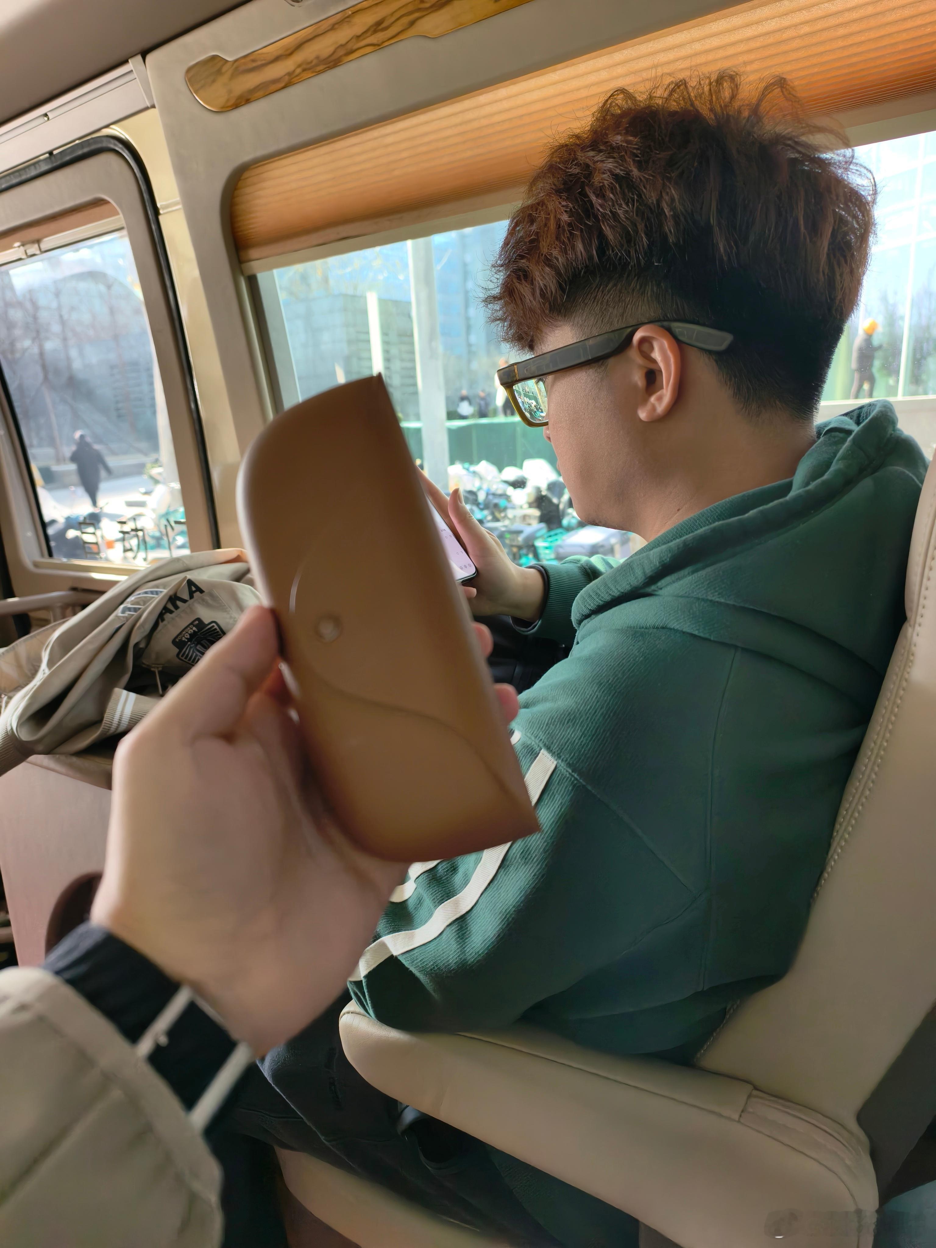 出差忘记带眼镜盒了，只剩 30% 的电了，赶紧拿的盒子奶一口。 