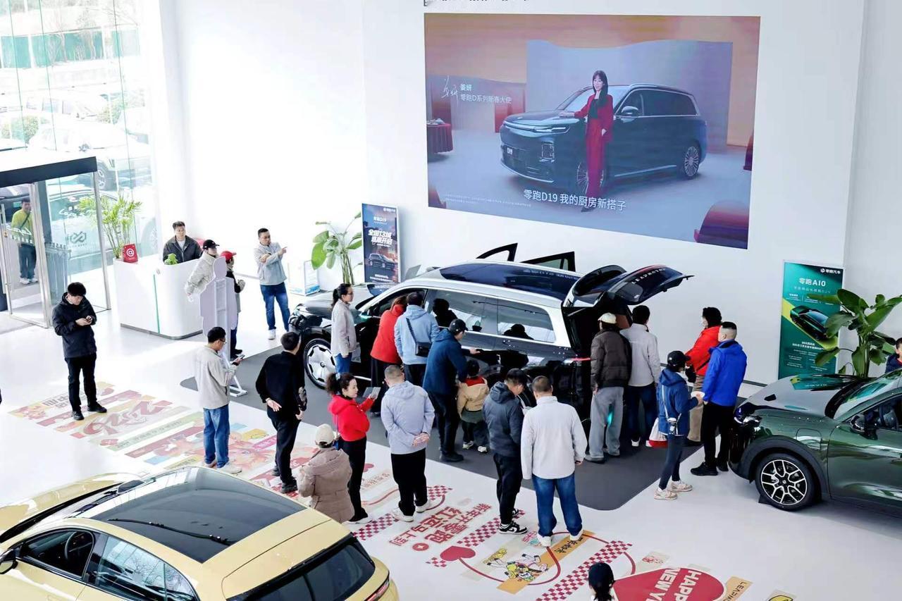 零跑周销量破纪录，D19上市不到一周门店人气拉满
十年前，激光雷达、800V高压