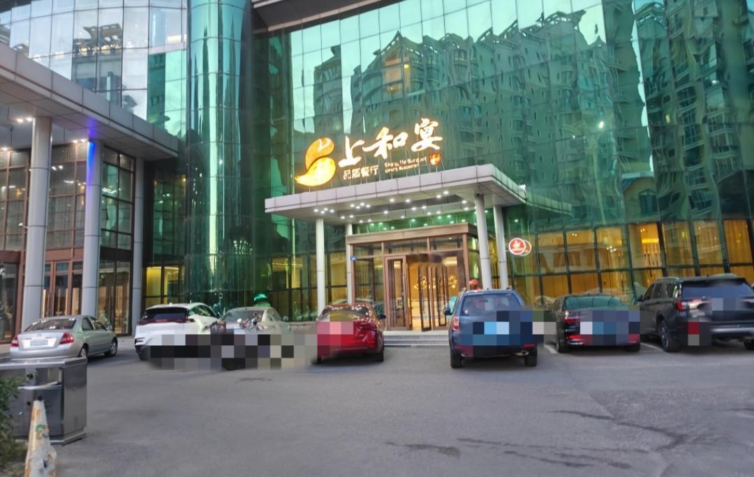 说是前几天退休女张T不仅参加了苦命葫芦丝跟老魏头都婚礼，两桌酒席钱，也是她出的。