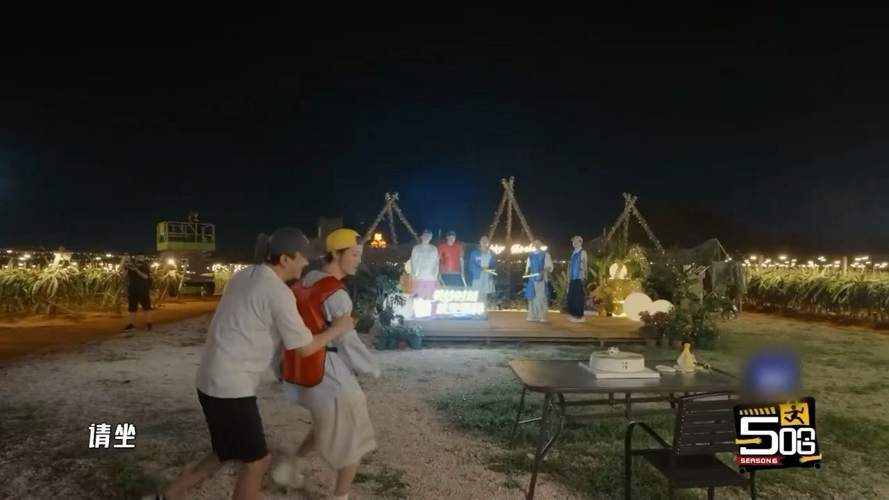 鹿晗五哈过生日快哭了鹿晗收到生日惊喜的反应哈哈哈哈哈五哈大家庭温情满满，用心制造