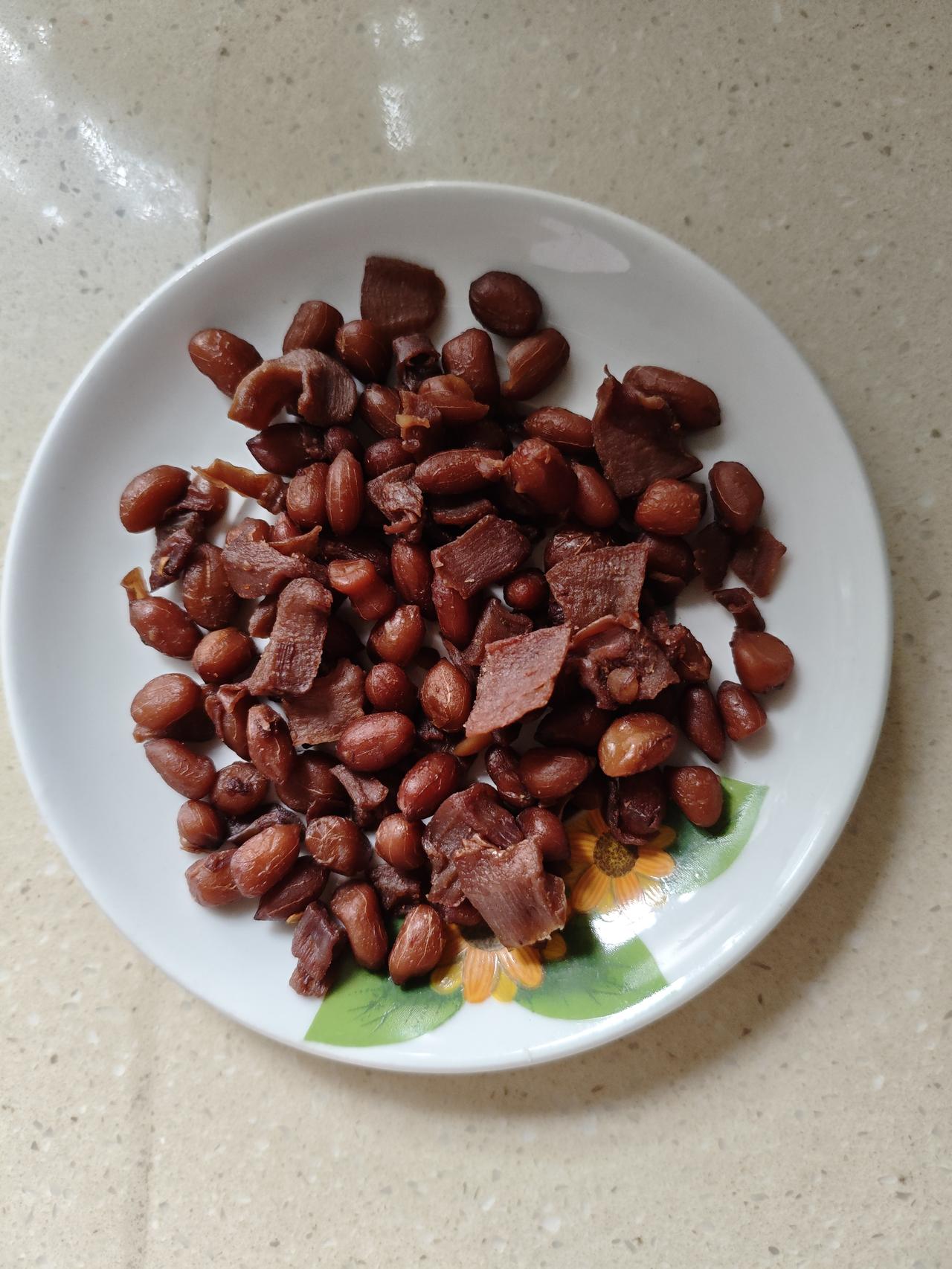 今日美食记录分享一下我们家乡的特色美食，多味笋丝花生，咸中带甜，可当下酒菜，下稀