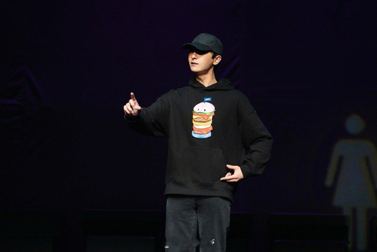 牛骏峰的京剧功底偷偷藏不住了 昨晚之后，牛骏峰的“技能栏”里，“京剧”这一项要被