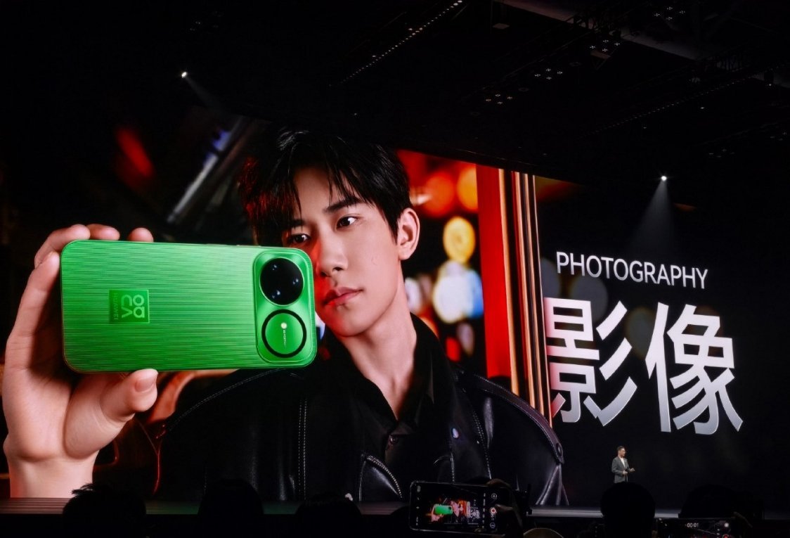 华为nova15 拍照最怕失真，但华为nova15 Ultra的前后双红枫镜头完