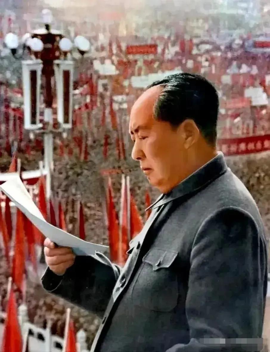 🙏请停留几秒，为伟人点个赞送朵花💐
《伟人精神永放光芒》
在历史的长河中，伟