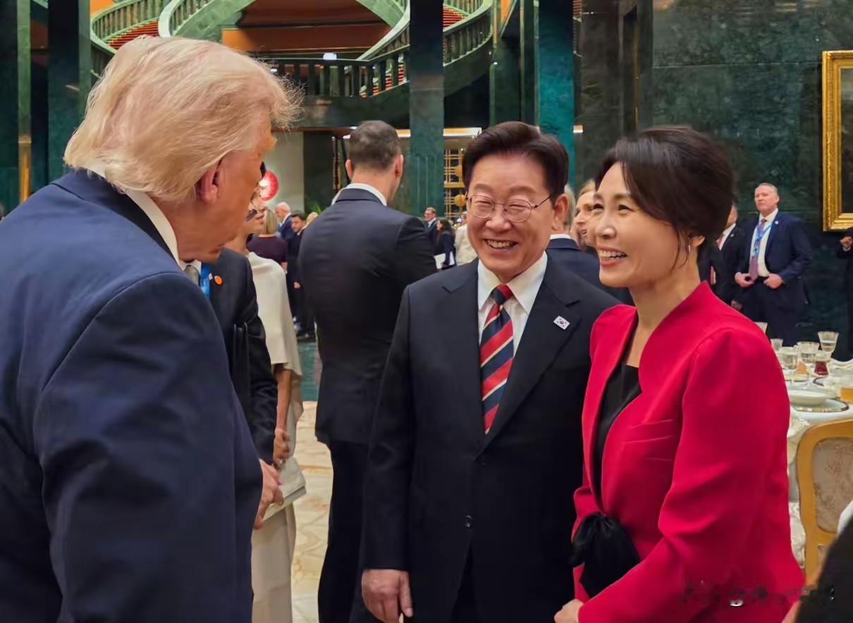 又将第一夫人金惠景介绍给了美国总统特朗普，俗话说“一回生二回熟”，在这次的北约峰