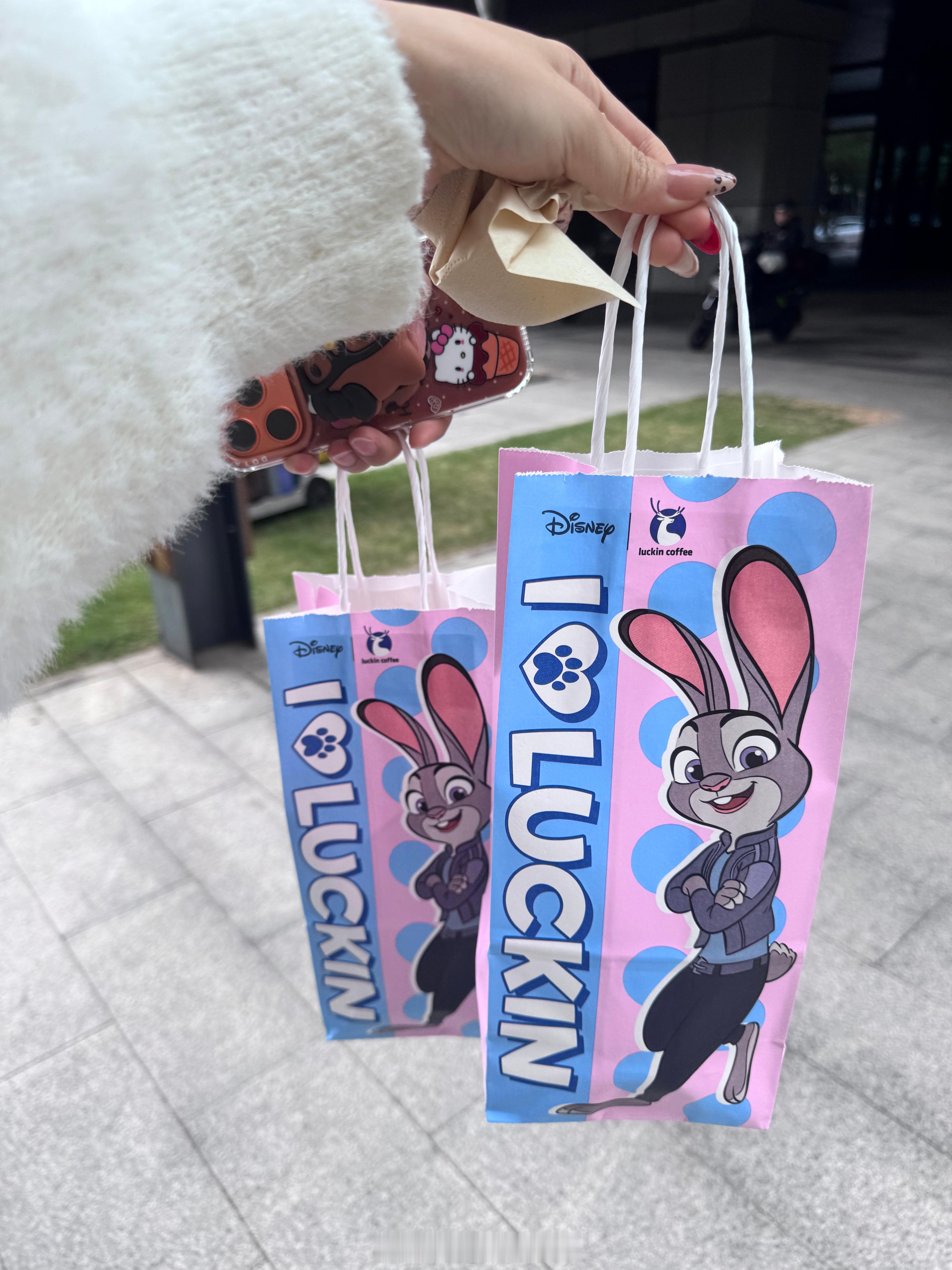 好困好困好困好冷好冷好冷又是买咖啡哄自己上班的一天瑞幸这个新联名可爱的 