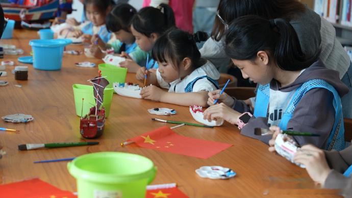 台州青少年沉浸式体验畲族非遗文化魅力 近日，台州三门。海润街道涛头村举办了一场别