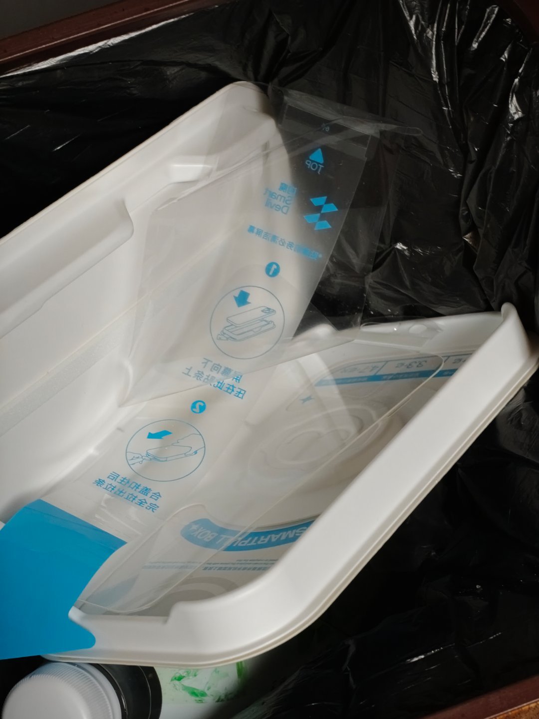 今日贴膜四部曲：贴上，撕掉，扔进垃圾桶，成功裸奔。试了一张闪魔的，边缘依旧不行。