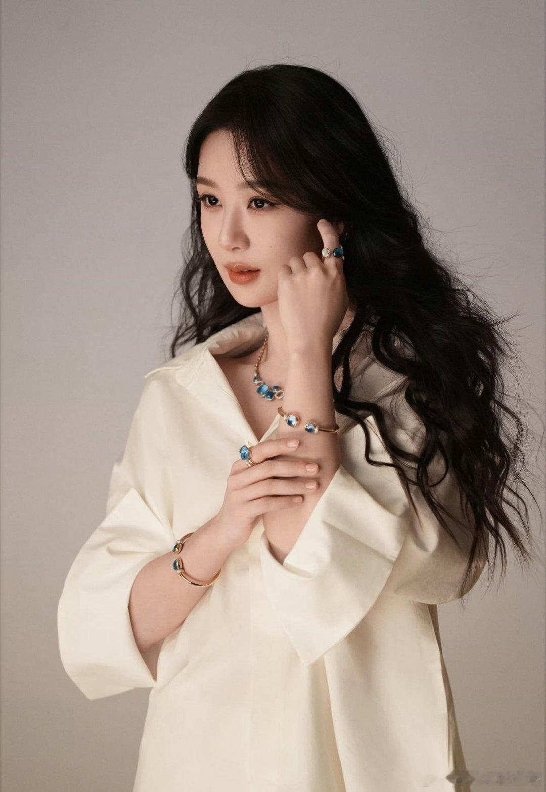 杨紫玉兰花开君再来 如花的青春岁月，精彩的人生历程，愿你拥有更广阔的舞台，绽放更