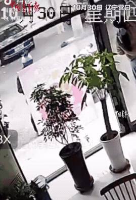 辽宁营口，骑手送外卖时看门店没人，就把外卖放在了柜台上面，正拍照上传时，突然传来