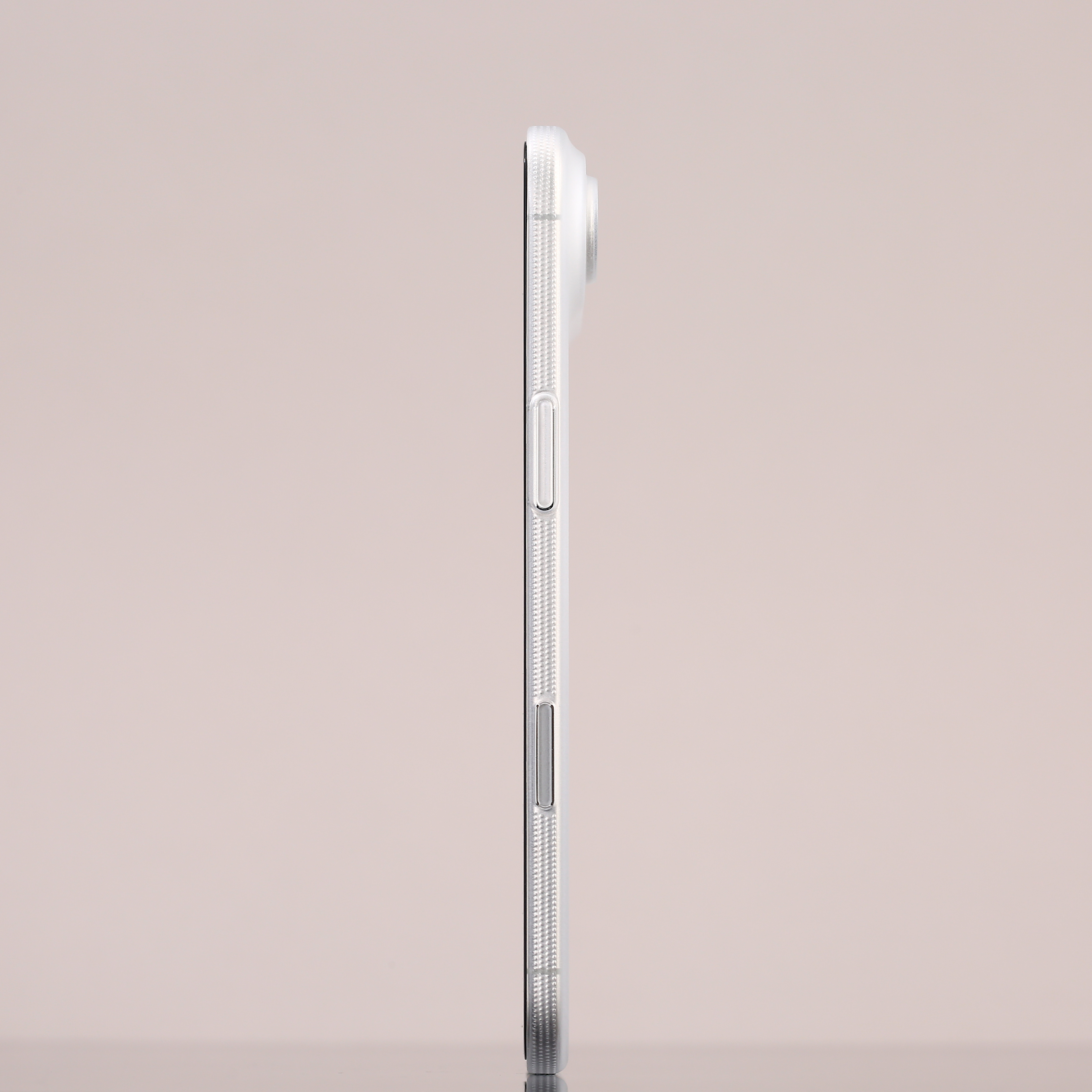 看看这个壳子侧边，真的是窄哈。图中手机贴的是见峰1:1 膜，可以看出来膜高出了壳