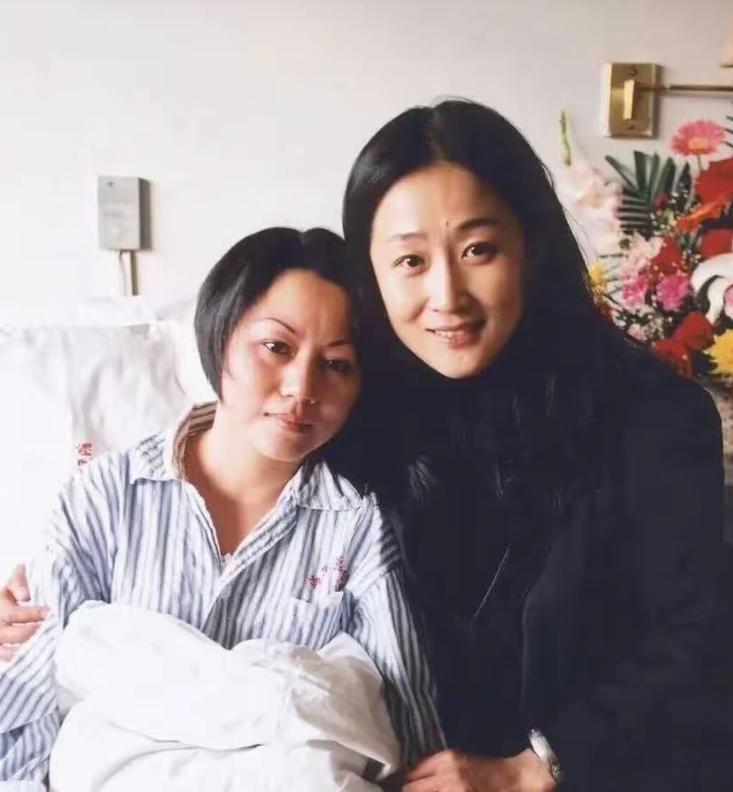 2001年，王伟牺牲，举国悲恸，病床上的阮国琴精神几近崩溃，面对海军首长的询问，