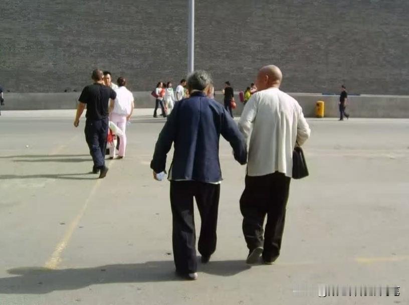 老来无事，发个朋友圈怕人说三道四，不发心里又痒痒

近来多闻老友谈及朋友圈之事，