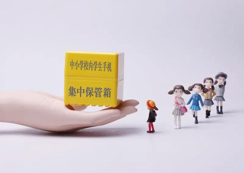 近期，重庆、广州、郑州、福建等地颁布地方性法规，明确规定学校有权禁止学生携带手机