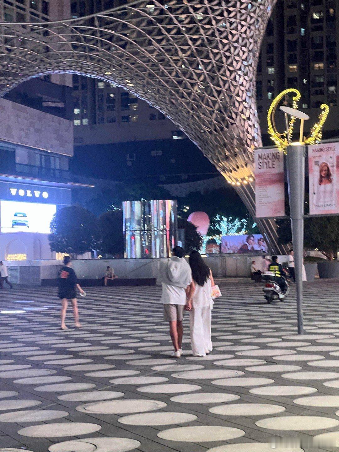路人偶遇的to7 线下也在狠狠幸福🥹真情侣就是线下不断被偶遇#心动的信号# ​