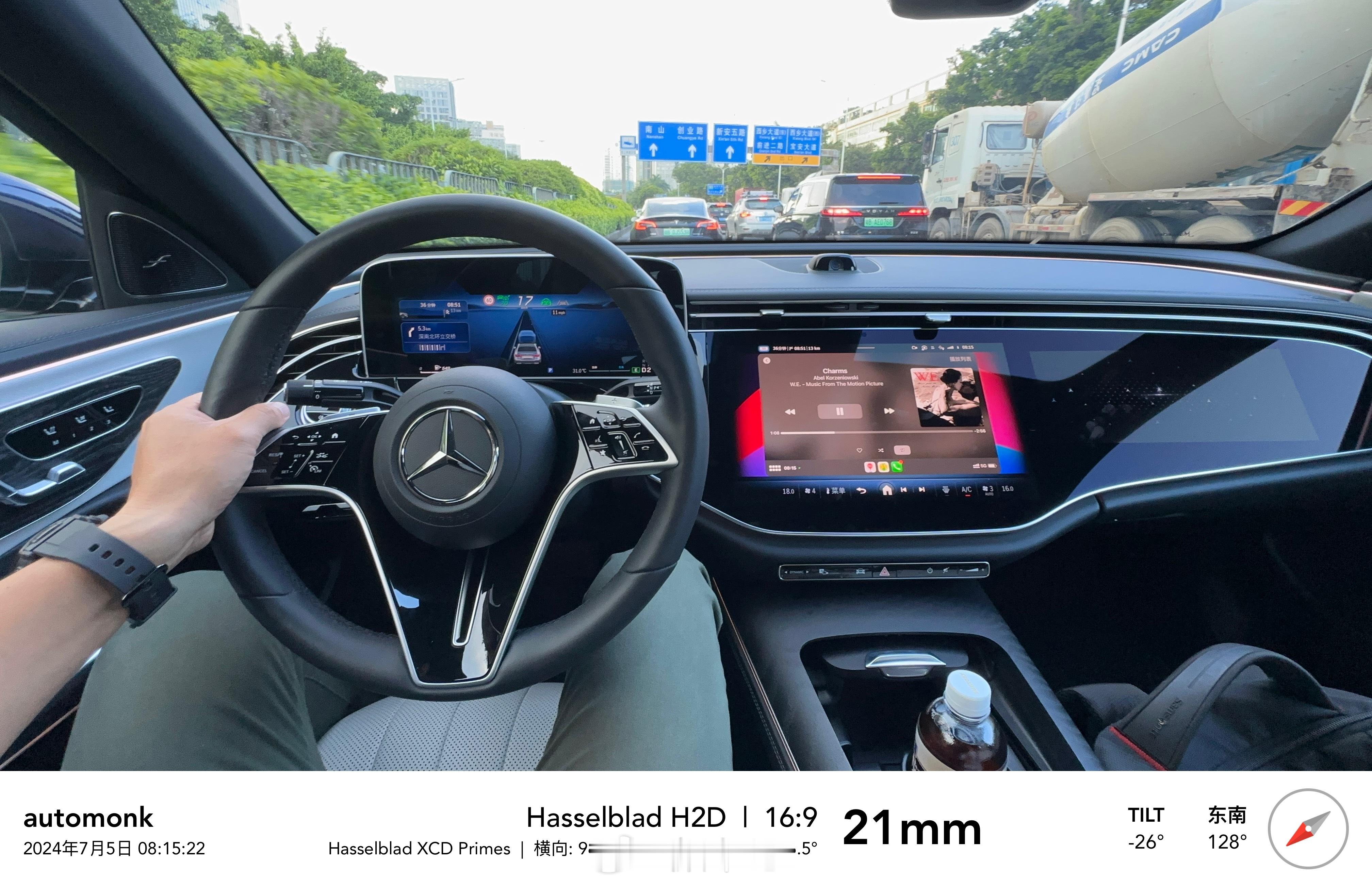 体验新E300L的一天☕️拥堵高峰开启城辅轻松应对，裸眼3D立体仪表功能挺梦幻，