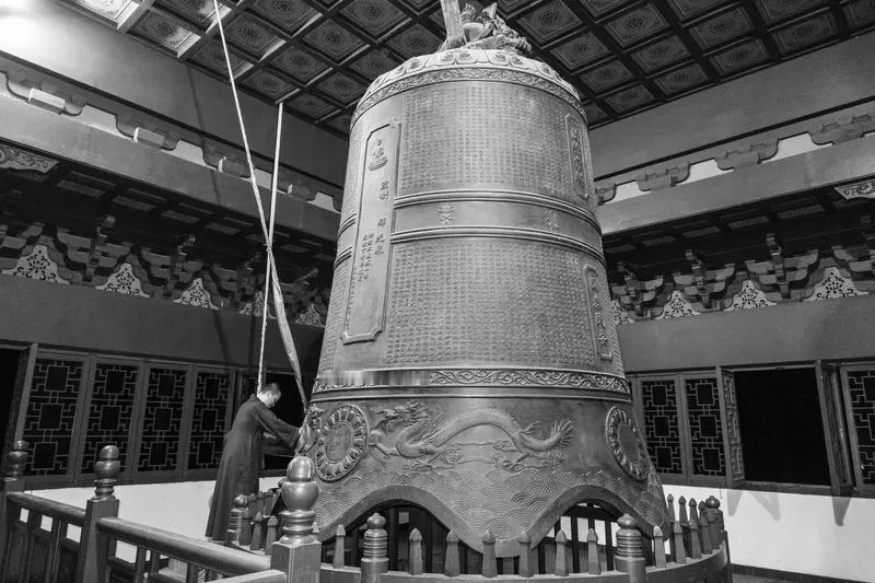 来几个脑筋急转弯考考你？？ 
1. 什么东西越洗越脏，不洗有人吃，洗了没人吃？