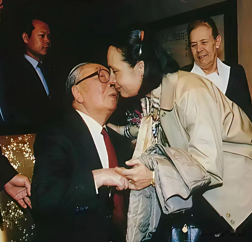 再好的父女隔阂，也抵不过骨肉亲情！
这张八十年代的老照片，看得人心头五味杂陈。