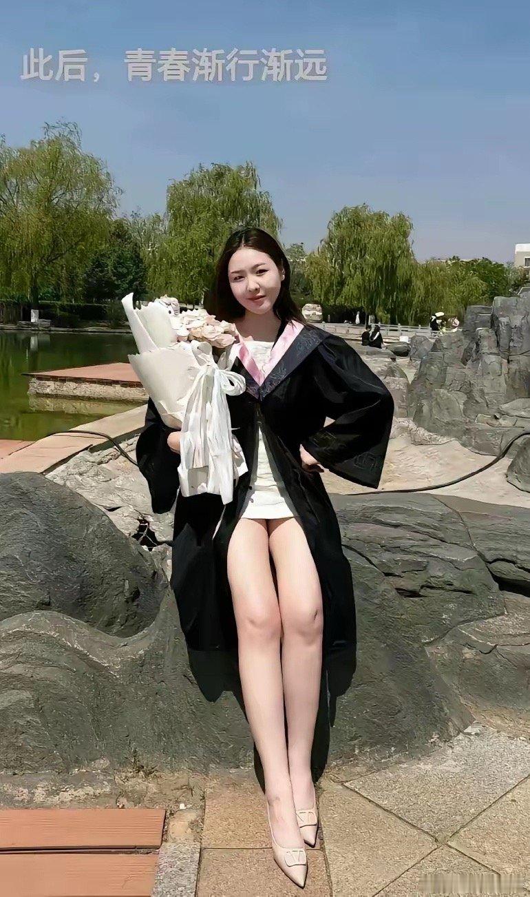 给孩子买条裤子穿吧，再苦不能苦学生，现在工作真难找，不是缺裤子就是缺鞋。刚看到一